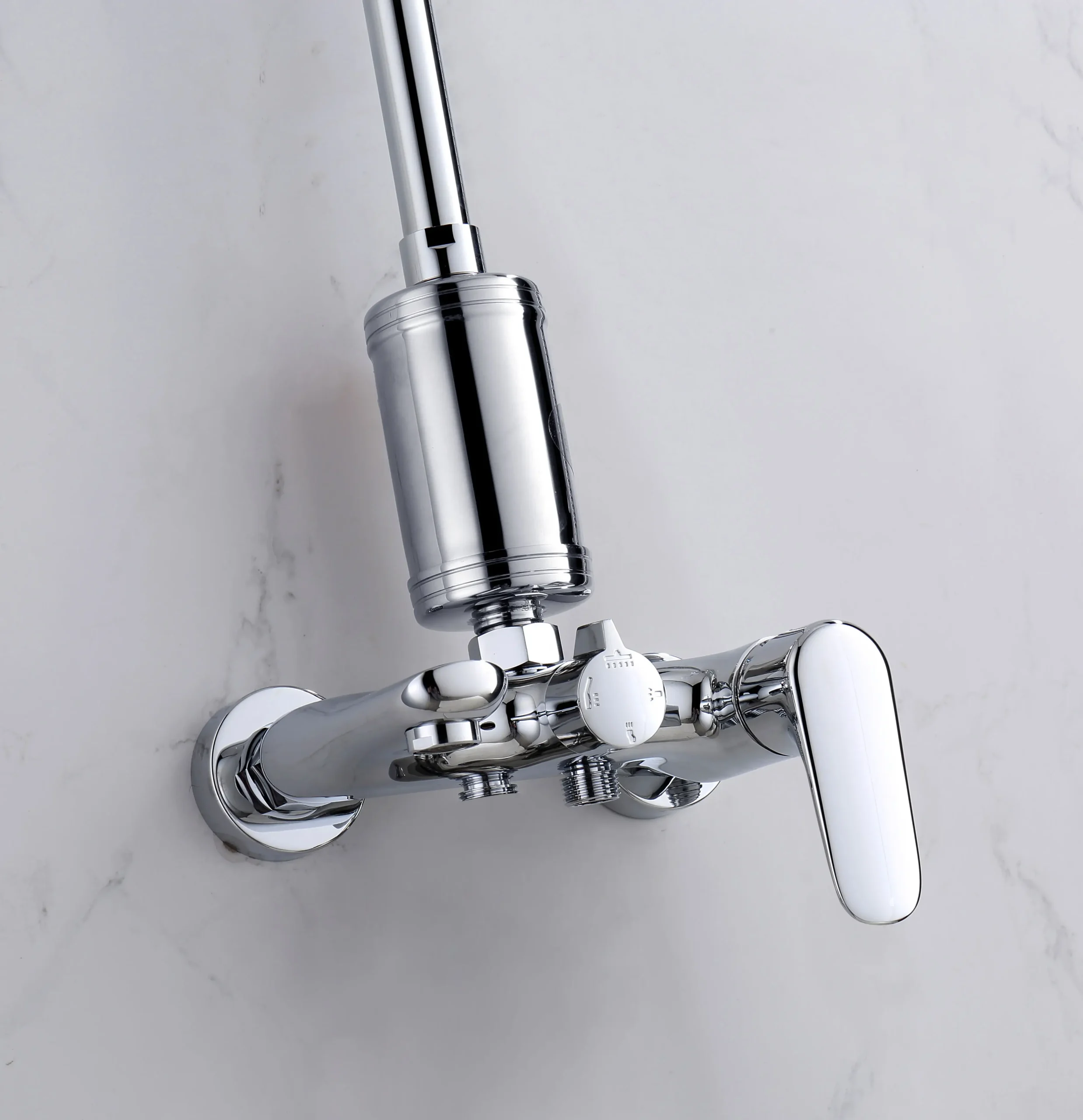 Närbild av ett skinande duschhuvud fäst på en väggmonterad blandare. Visar detaljerna i en elegant Duschfilter i rostfritt stål. Installationen smälter väl in i badrummet.