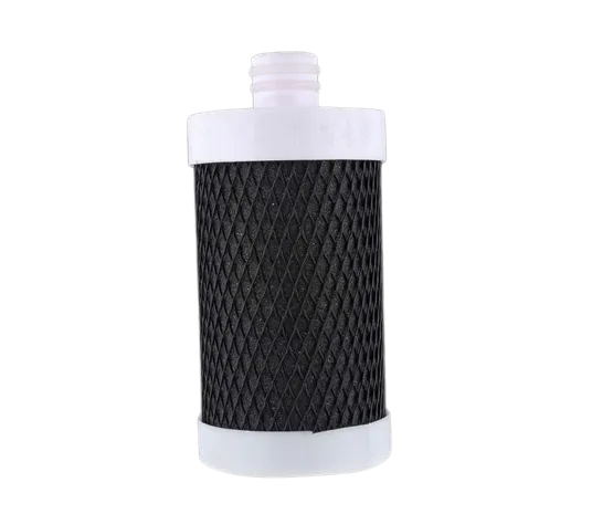 En detaljerad bild av en ny och ren filterpatron, isolerad på svart bakgrund. Denna Filterpatron används för att rena vatten från kranen och har en distinkt svart färg. Den är klar för installation.