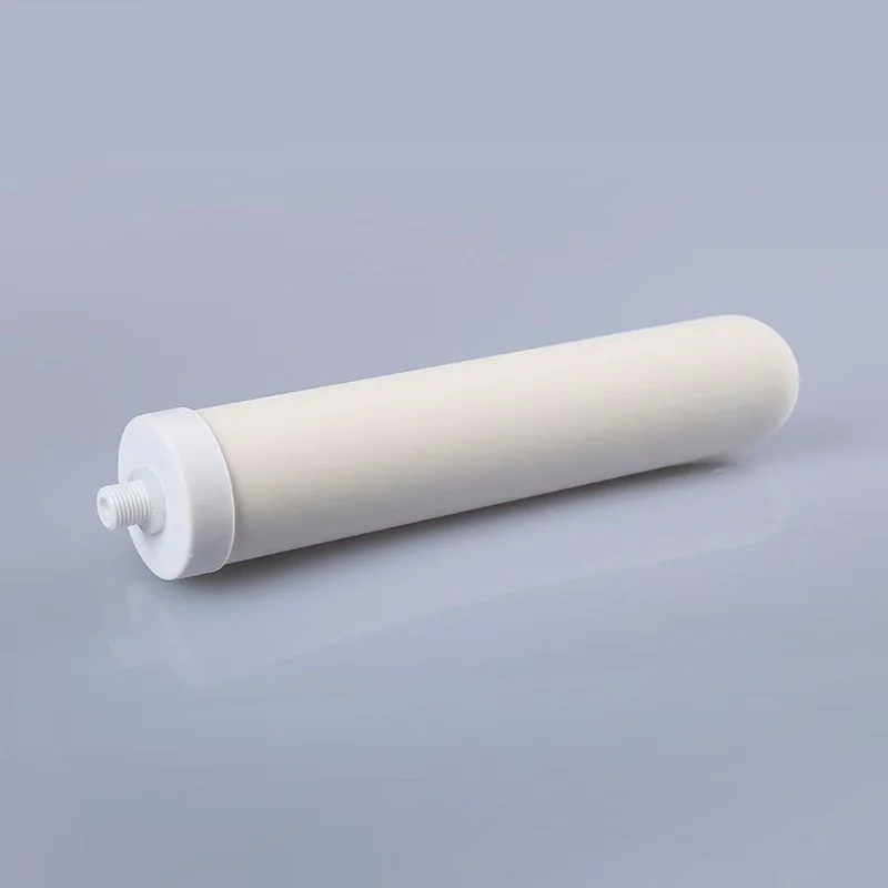 En elegant och stilren bild visar vår högkvalitativa Filterpatron Till Kranfilter XL, perfekt för rent och friskt vatten direkt från kranen. Patronen ligger på en ljusgrå yta och framhäver dess släta, vita yta.