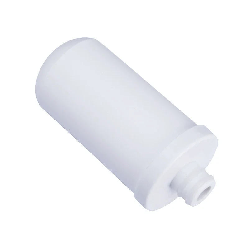 Vit, cylindrisk patron för ett Kalk- & Järnfilter till Dusch. Filtret är avsett att monteras på duschblandaren för att rena vattnet från oönskade mineraler. Ger mjukare vatten och bättre duschupplevelse.