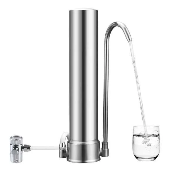 Elegant bild av en silverfärgad Kranfilter XL som häller rent vatten i ett glas. Vattenrening i stil med ett aktivt kolfilter.