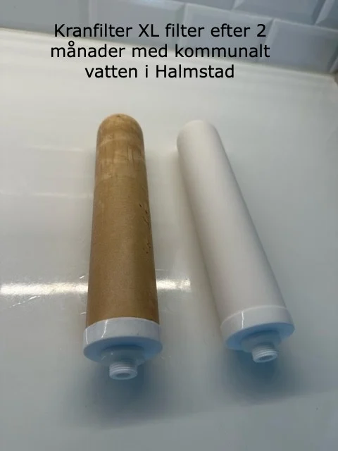 Bilden visar en använd Kranfilter XL bredvid en ny. Den använda har efter två månader i Halmstadvatten tydligt tagit upp partiklar, vilket illustrerar hur effektivt Kranfilter XL renar ditt vatten.