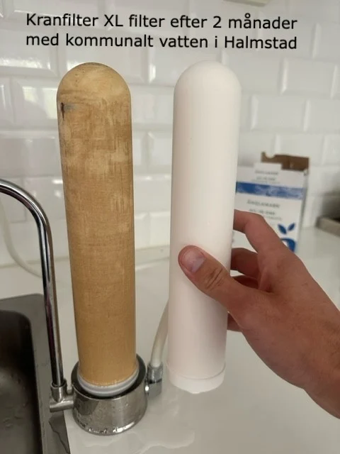 Bilden visar en använd Kranfilter XL efter två månader, bredvid ett nytt filter. Illustrerar effektiviteten i filtreringen av kommunalt vatten. Bra exempel på behovet.