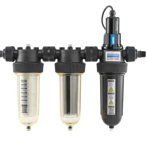 Närbild av en NW25 Trio UV 25W – Vattenfilter för egen brunn, som visar tre cylindriska filter i svart plast. Filtren har genomskinliga behållare och är sammankopplade. Det högra filtret innehåller en UV-lampa för desinfektion av vattnet.